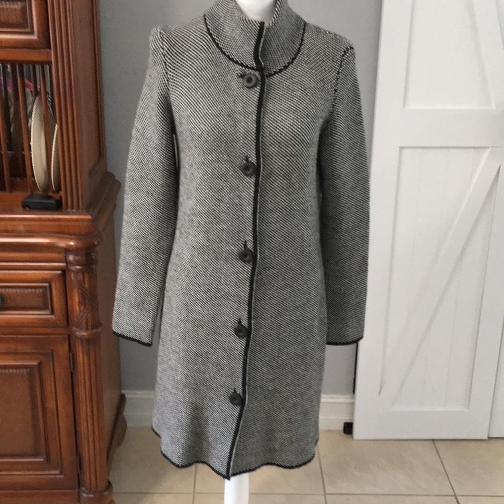 COCOGIO B & W knitted Sweater coat. Vintage. Size Medium. Wool Blend